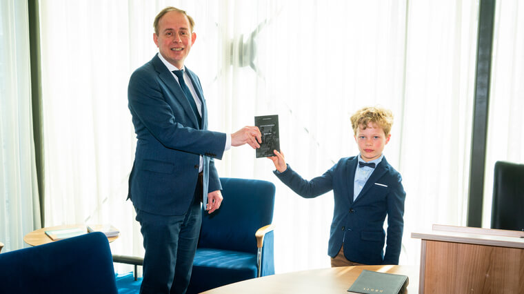 Overhandiging van het boek 'God in de democratie'